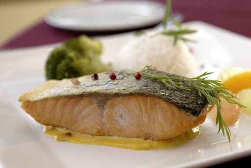 Lachsfiletstücke in Kokos-Limetten-Sauce